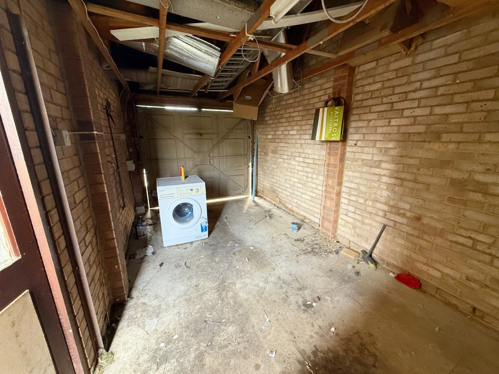 Lot: 6 - END-TERRACE HOUSE FOR IMPROVEMENT - Up and over garage door plus personal door to garden